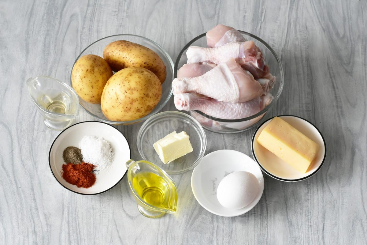 Как сделать куриные ножки в картошке - крокеты на косточке? Для начала подготовьте все необходимые ингредиенты по списку. Замороженную курицу разморозьте на нижней полке холодильника. О тонкостях правильной разморозки читайте в статье по ссылке в конце рецепта. Духовку заранее включите на 180°С.