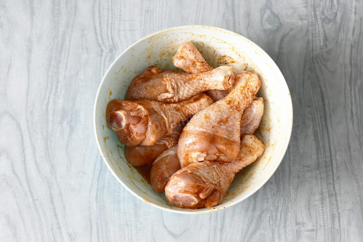 Куриные голени вымойте, обсушите. Выложите в миску. Добавьте растительное масло, яблочный уксус, ½ ч. л. паприки, ½ ч. л. молотого перца и соль. Все тщательно перемешайте и оставьте мариноваться на 30 минут. Яблочный уксус можно заменить любой другой по вкусу. Пересчитать количество поможет специальный калькулятор по ссылке строке "Уксус" в списке ингредиентов