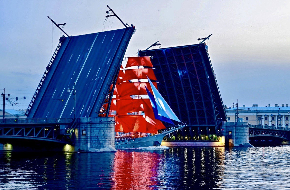 Алые паруса 2025 вид с Дворцовой набережной