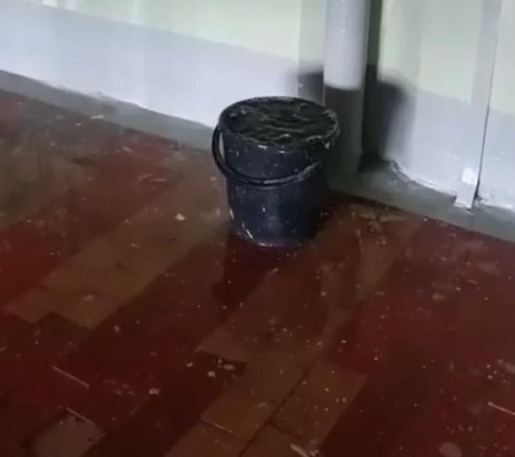    Фото: со страницы Радия Хабирова, скриншот из видео с протекающей крышей