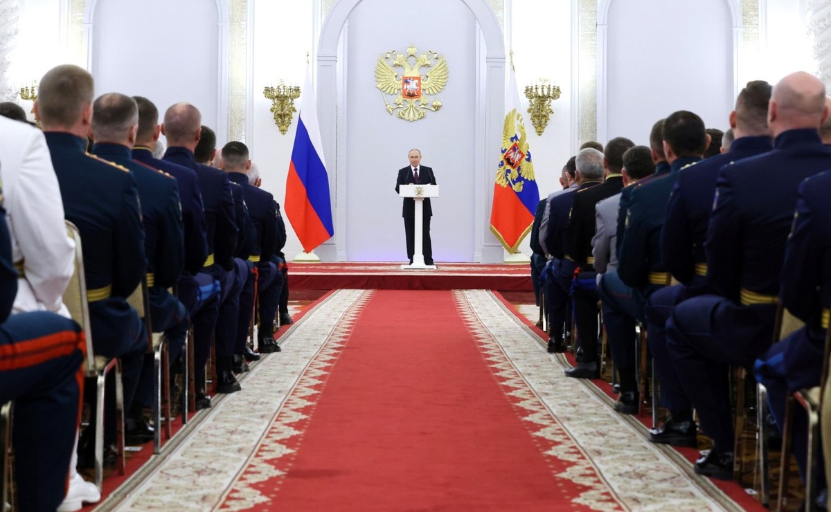    Владимир Путин на встрече с выпускниками военных вузов напомни о способности России ответить на любой вызов