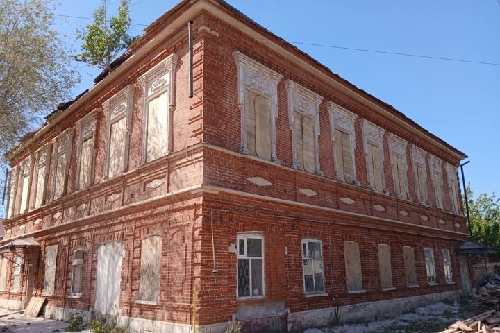 Старинное здание в историческом центре Елабуги на ул. Тойминской, 9 — это бывший купеческий дом XIX века. предоставлено Д. Капиным