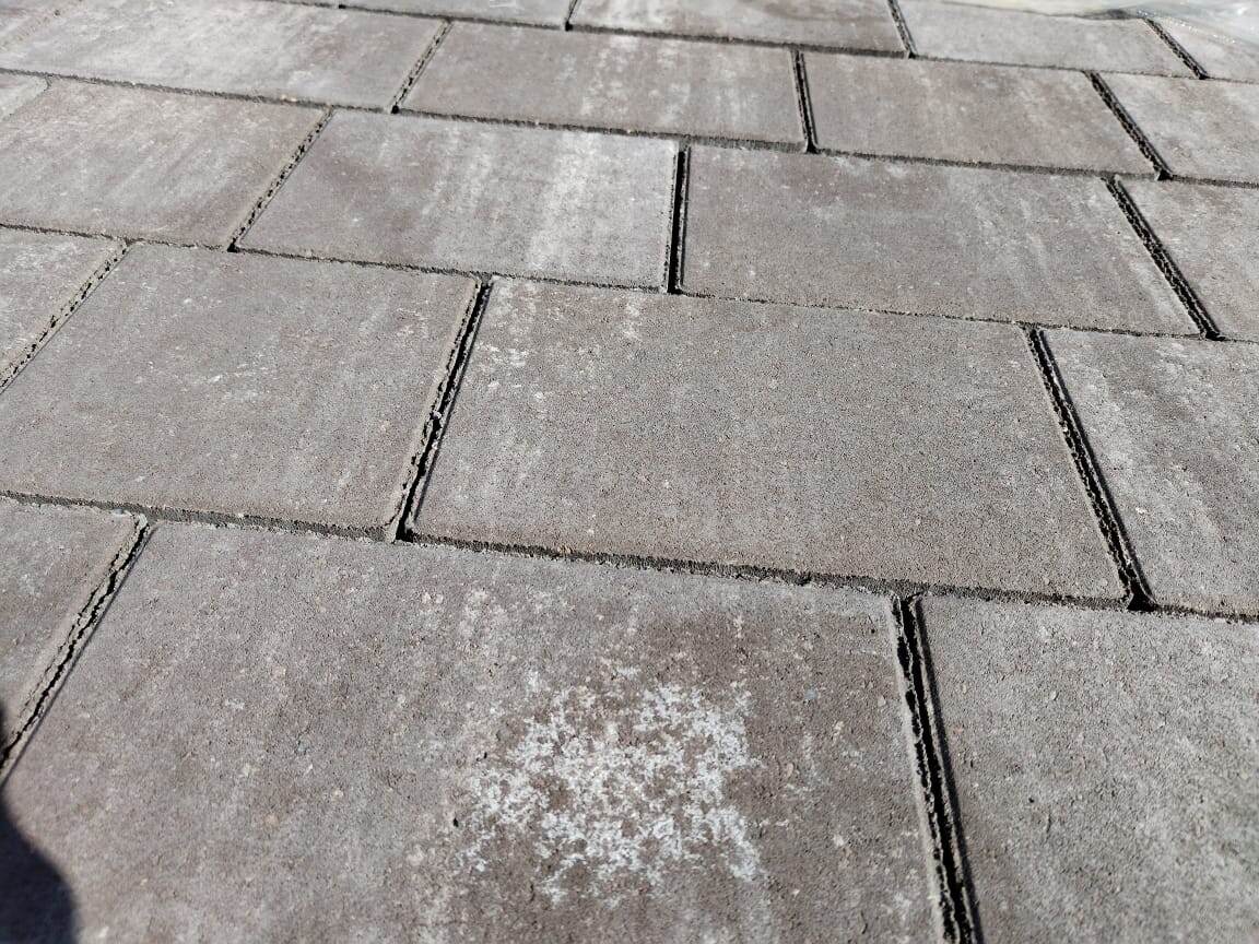 Высолы — это белые или серые пятна, которые иногда проступают на поверхности тротуарной плитки.