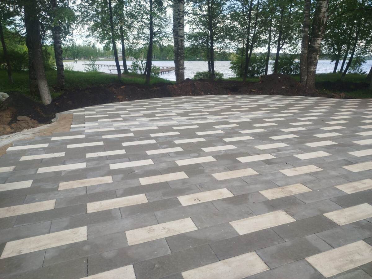 Если вы уложили тротуарную плитку, но заметили белесые пятна на поверхности — не переживайте, все поправимо
