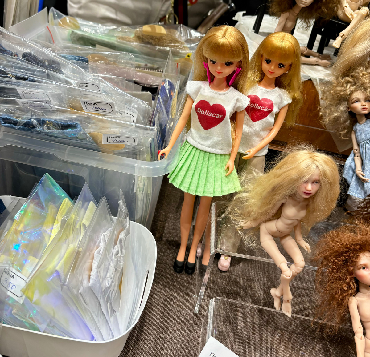 Дженни помогает на стенде! 😺