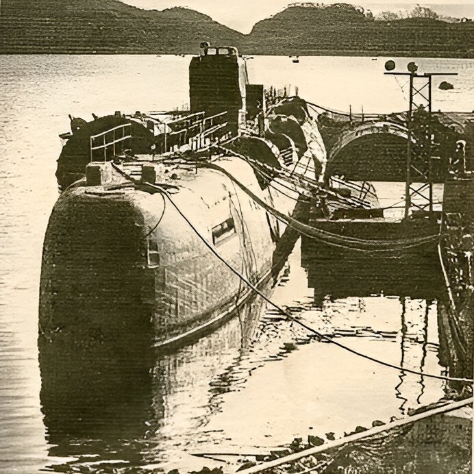 © bellona.ru (Аварийная подводная лодка К-431 в бухте Павловского, Приморский край, 1985 г.)