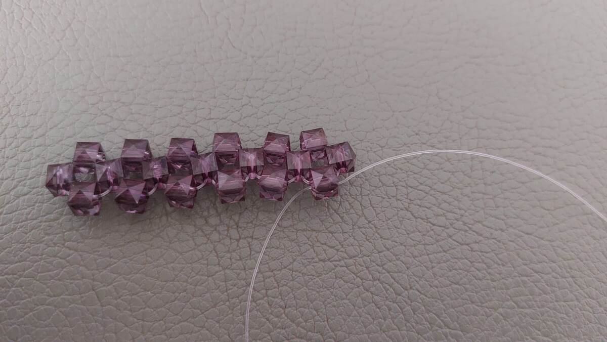 Мы перешли на след. ряд! Дальше на правую леску надеваем 3 и затягиваем!