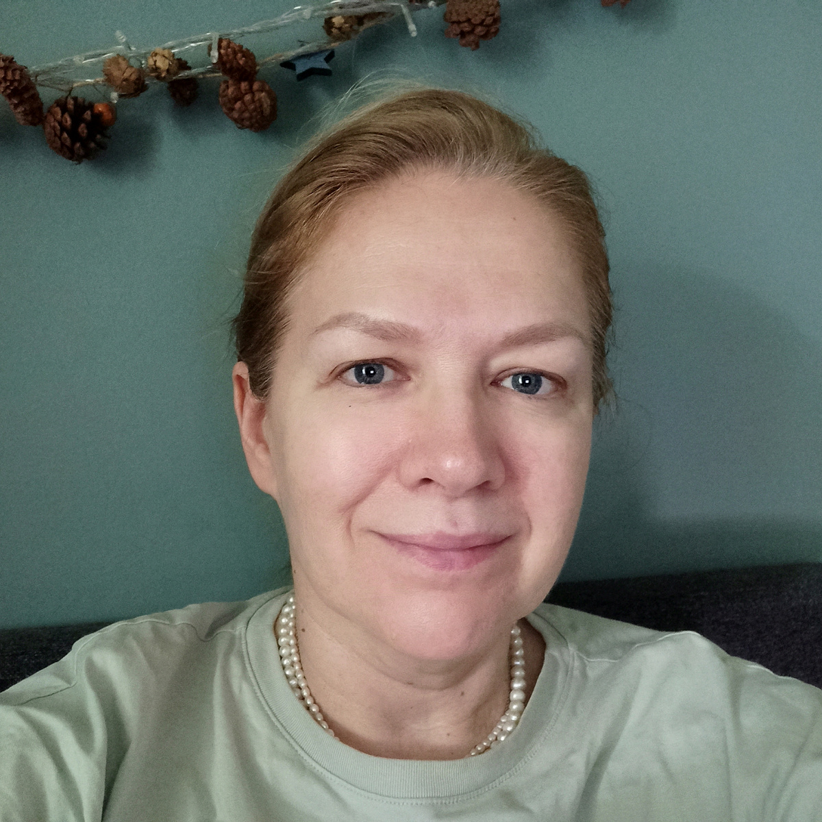 Эту фотографию я сделала сегодня утром, как проснулась. Так я выгляжу совсем без макияжа. Фотографии в статье принадлежат Марии Суровой.