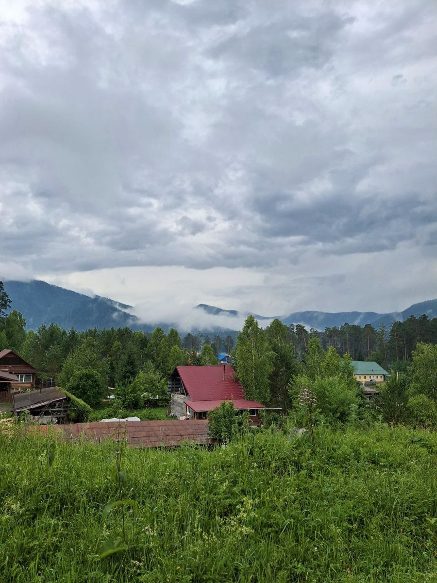 По дороге засняла облака среди гор, еще чуть чуть и можно до них дотрронуться рукой!