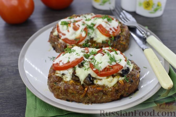 фарш мясной, шампиньоны, сыр моцарелла, помидоры, сметана, майонез, панировочные сухари, яйца, морковь, лук репчатый красный, лук зелёный, чеснок, зелень укропа, масло растительное, соль, перец чёрный молотый, чеснок сушёный молотый, паприка молотая