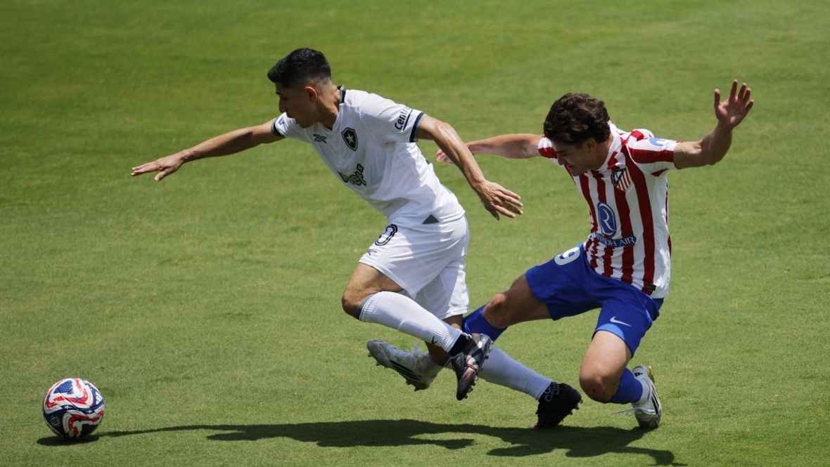 На фото fifa.com эпизод матча "Атлетико - "Ботафого"