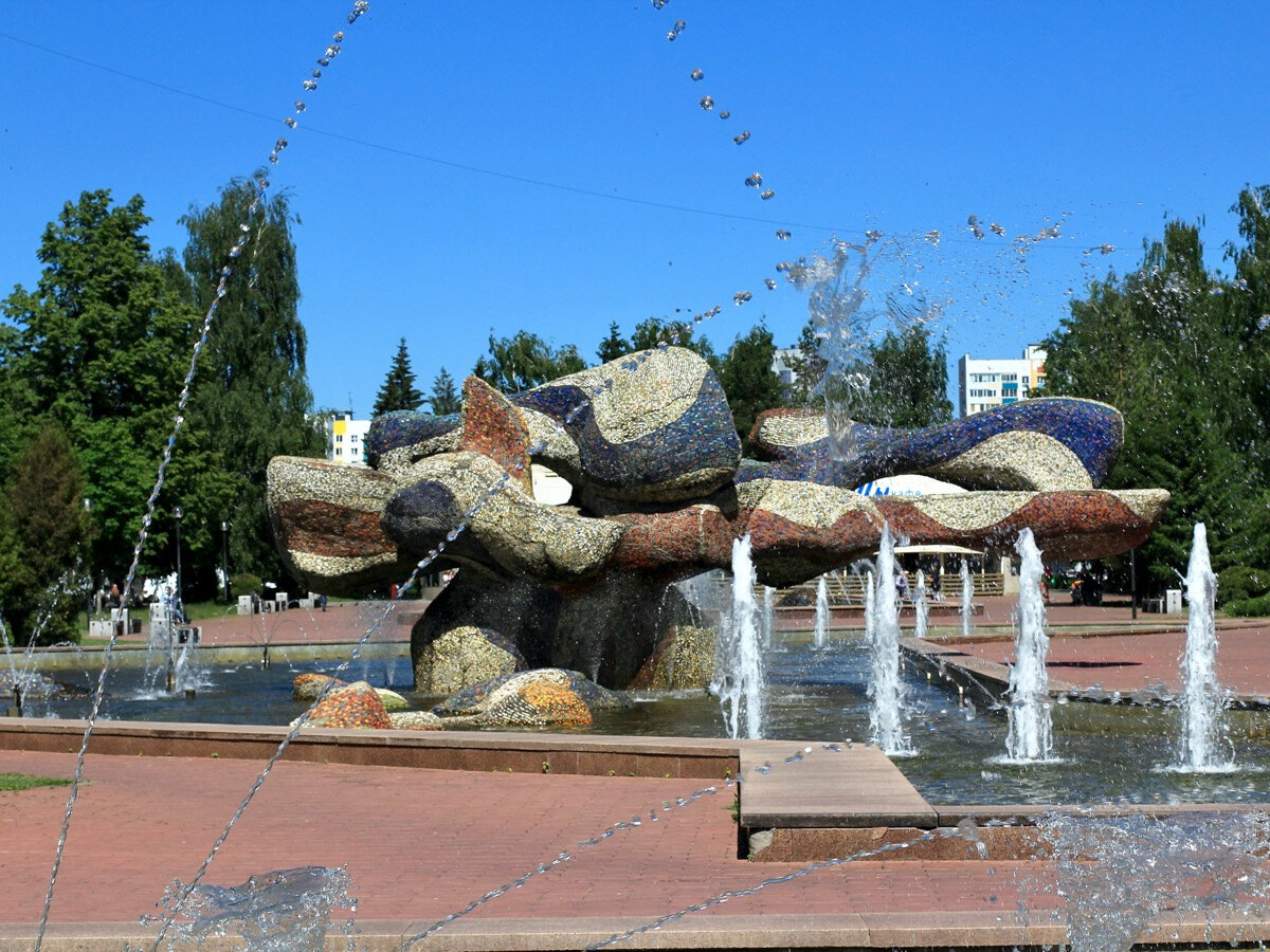 Триптих воды, камня причудливых форм и зелёных насаждений отсылает к первозданности природы