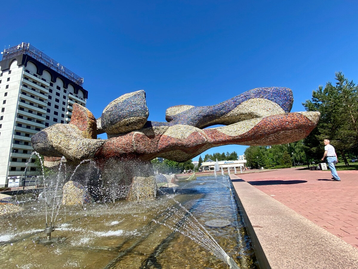 Городские архитекторы отмечают, что на многих статуях появляются расколы, поэтому лучше любоваться ими со стороны