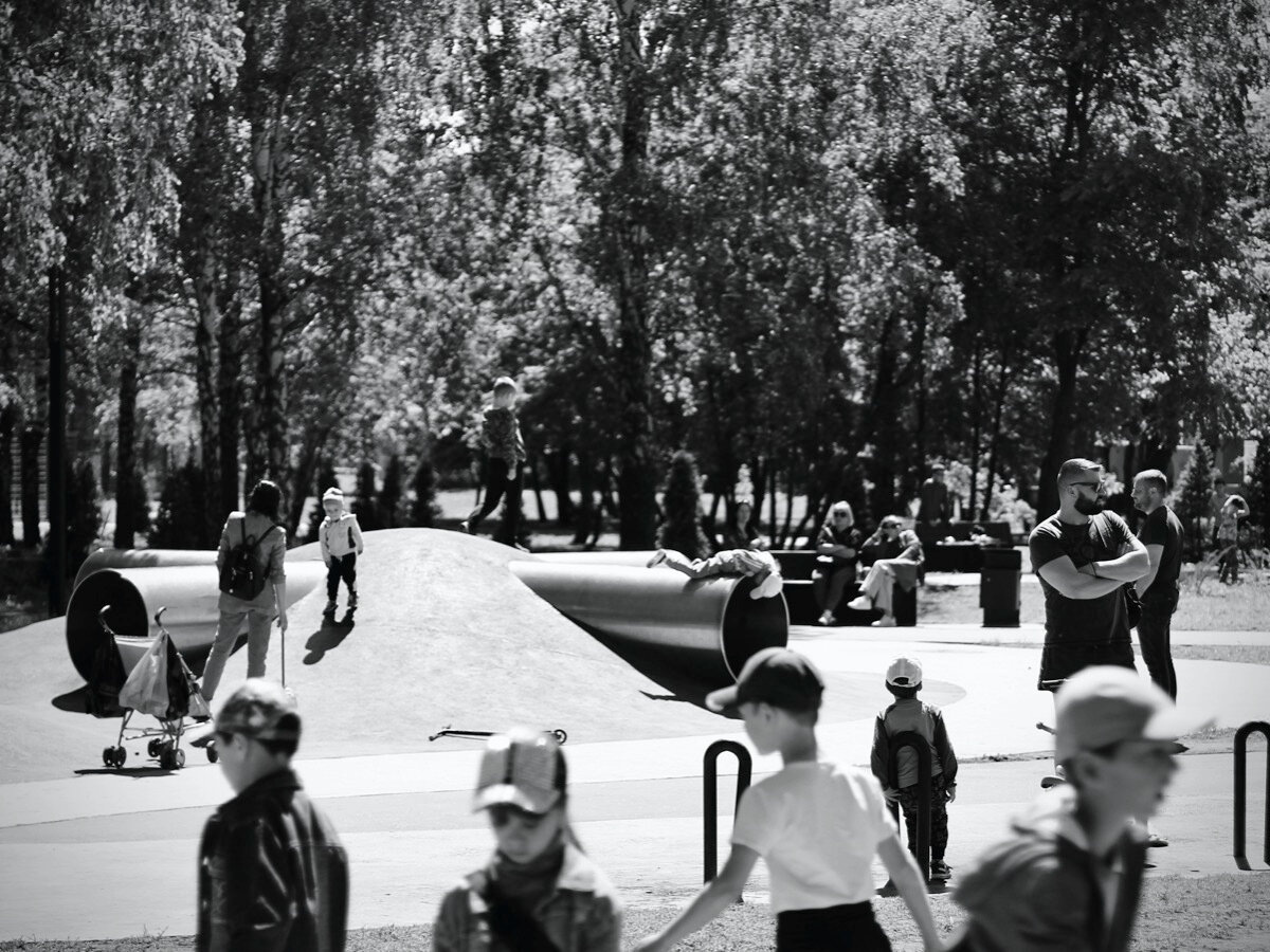 Детские площадки оснастили специальным мягким покрытием — разбитые детские коленки остались в прошлом