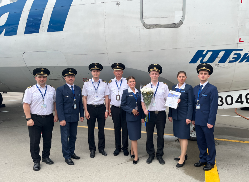 На фото слева направо: Сергей Финьков — командир ВС Boeing 737 авиаэскадрильи № 1 летного отряда № 8, Алексей Зюзюлькин — заместитель начальника СБП г. Сочи, Денис Сергеев — второй пилот ВС Boeing 737 авиаэскадрильи № 1 летного отряда № 8, Дмитрий Жарков — заместитель командира летного отряда № 8, Олеся Гайдар — бортпроводник СБП г. Сочи, Артем Келарев — командир ВС Boeing 737 авиаэскадрильи № 1 летного отряда № 8, Жанна Терсаакова — бортпроводник СБП г. Сочи, Кирилл Апенко — бортпроводник СБП г. Санкт-Петербург
