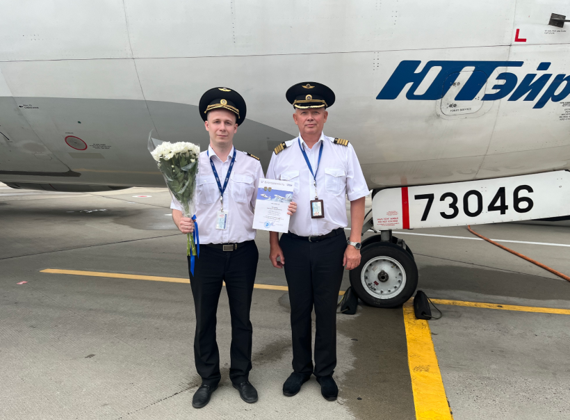 На фото слева направо:  Артем Келарев — командир воздушного судна Boeing 737 авиаэскадрильи № 1 летного отряда № 8, и Дмитрий Жарков — заместитель командира летного отряда № 8