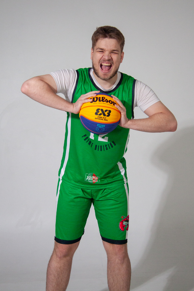 Мы поговорили с баскетболистом Дмитрием Долматовым о его баскетбольной жизни. Он выступал за такие команды, как «ПАРМА-2», в молодежной команде «ПАРМА» и других. В настоящее время Дмитрий выступает в Prime Division.

Баскетбол вошел в жизнь Дмитрия в 11 лет. «Плохо помню свою первую тренировку, — признается он. — Вспоминается лишь, как скользили обычные уличные кроссовки по баскетбольному паркету, было сложно передвигаться».

Дмитрий отмечает, что родители стали интересоваться баскетболом именно после того, как он сам начал заниматься этим видом спорта. «Родители всегда поддерживают меня, всегда радуются моим успехам», — говорит спортсмен.

Среди любимых команд баскетболиста — Erebuni (Армения), Купол-Родники, Университет-Югра и Cleveland Cavaliers. Из баскетбольных знаменитостей ему удалось встретить Константина Клементьева, Александра Курова и Кирилла Будина. «Для коллекции не хватает Леброна Джеймса», — улыбается Дмитрий.

В Prime Division для Дмитрия каждое противостояние с командой Charge носит принципиальный характер. «Каждая игра против Charge принципиальна», — отмечает он.

Амбиции Дмитрия Долматова звучат просто и ясно: «Стать легендой Дивизиона Prime. И хочется оставить после себя след». В качестве кумира он называет тех же знаменитостей, которых уже встречал в жизни.

Любимая цитата баскетболиста — фраза из фильма «Человек-паук»: «Это мой дар и мое проклятие. Кто я? Я — Человек-паук».

Желаем нашему баскетболисту осуществить свою цель и стать настоящей легендой на паркете!