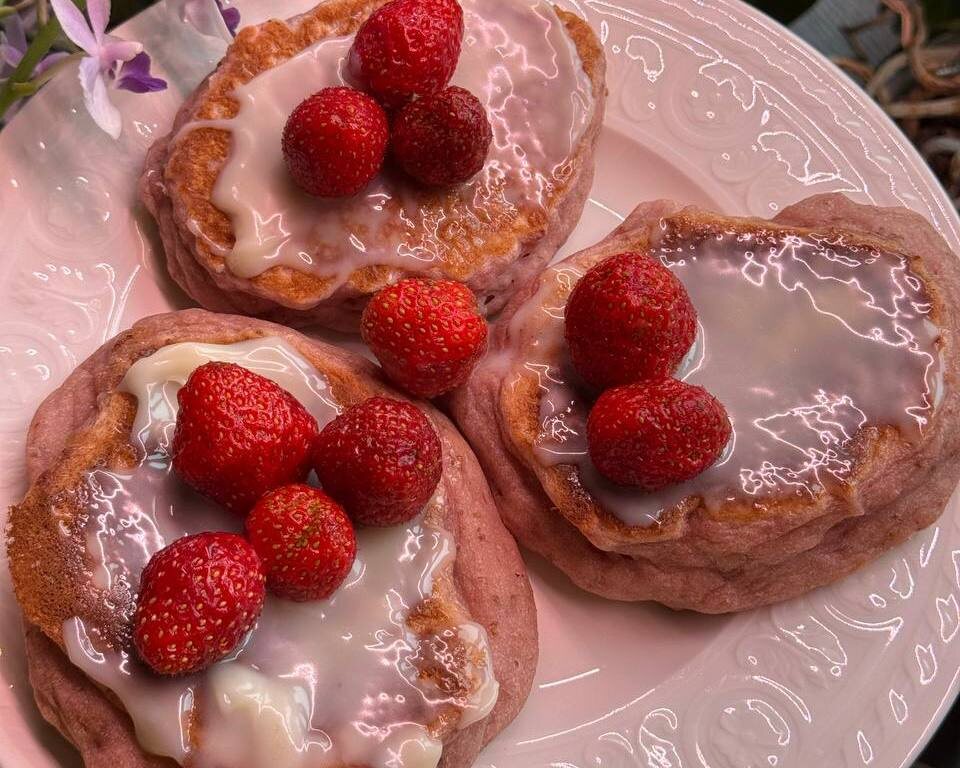 Оладьи, сервированные с ягодами клубники и кокосовой сгущенкой