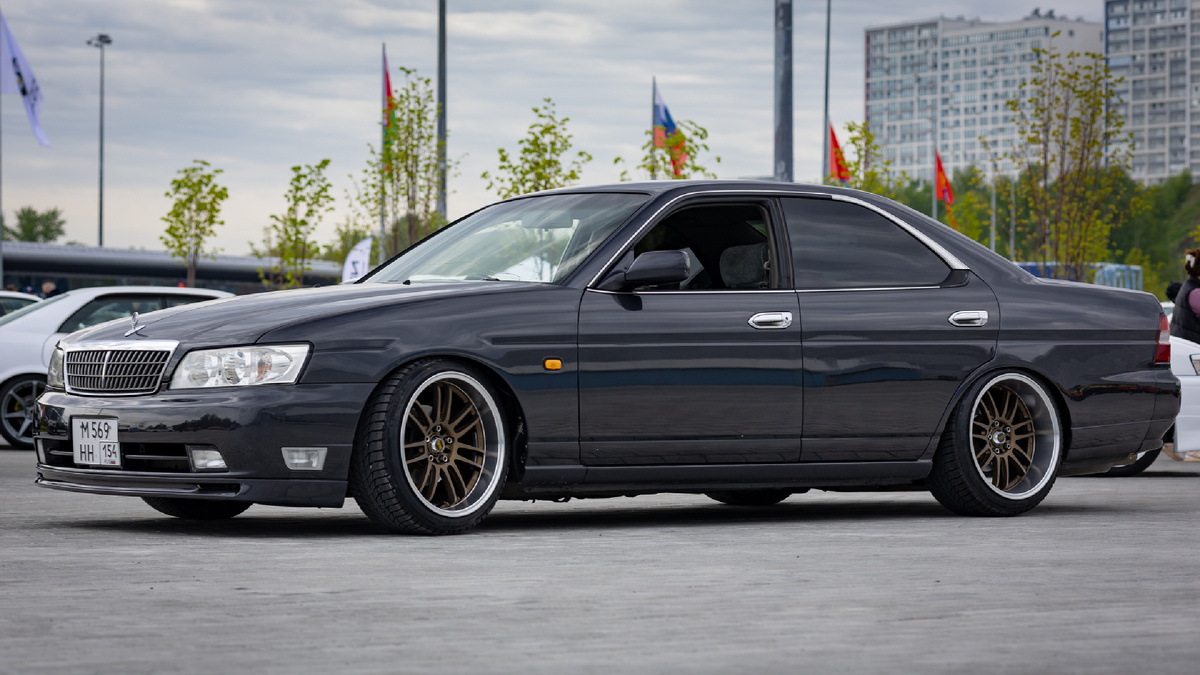 2 / 2 Nissan Laurel c35