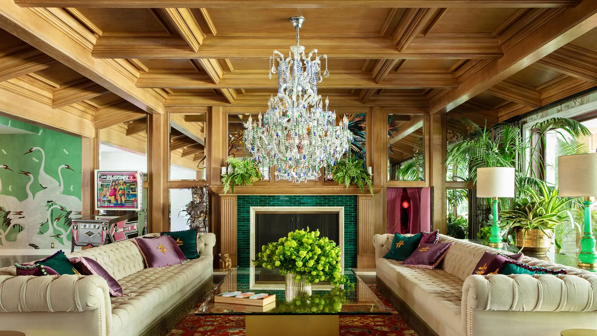 Хрустальная люстра с диско-шаром в доме Кары. Источник фото: https://www.architecturaldigest.com/gallery/step-inside-supermodel-cara-delevingnes-delightfully-dizzying-los-angeles-pad