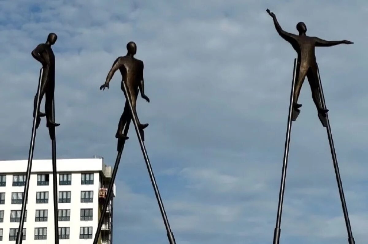    В Рязанском районе появились арт-объекты, символизирующие оптимистов