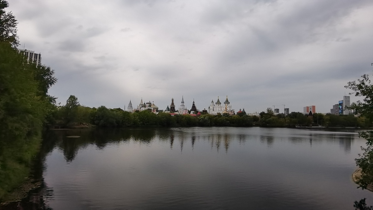 вид на Измайловский Кремль с другой стороны парка