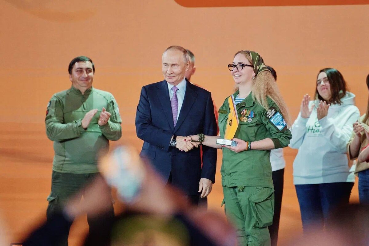    Президент России Владимир Путин вручает награду "Волонтеру года" 2024 года Марии Карпенко. Фото: Добро.рф