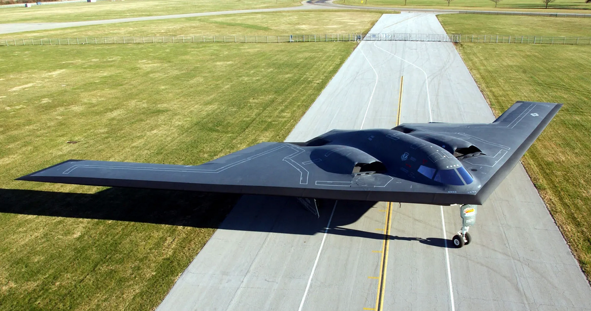 Официально стоимость одного бомбардировщика B-2 Spirit равна 2,17 млрд долларов, на деле, вместе с обслуживанием,  намного-намного выше. Именно поэтому многие в ВВС США хотели бы от самолёта избавиться. Фото ВВС США