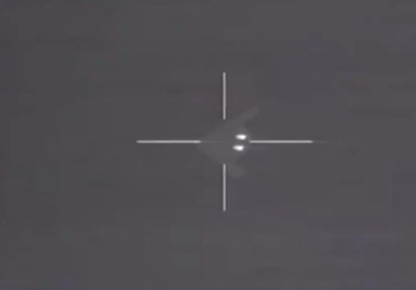 "Невидимость" В-2А всегда была под сомнением. Вот кадры с одного из салонов в Ле-Бурже, где не самый лучший британский ЗРК ближнего действия без проблем взял "Духа" в тепловизионный прицел. 