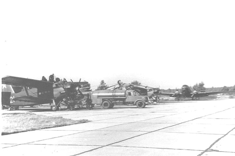   Фото автора. На фото площадка ТЭЧ АП, где видны: самолёт Ан-2, бензозаправщик БЗ-5, вертолёт Ми-4, Самолёт Ан-2 и самолёт Ли-2. 