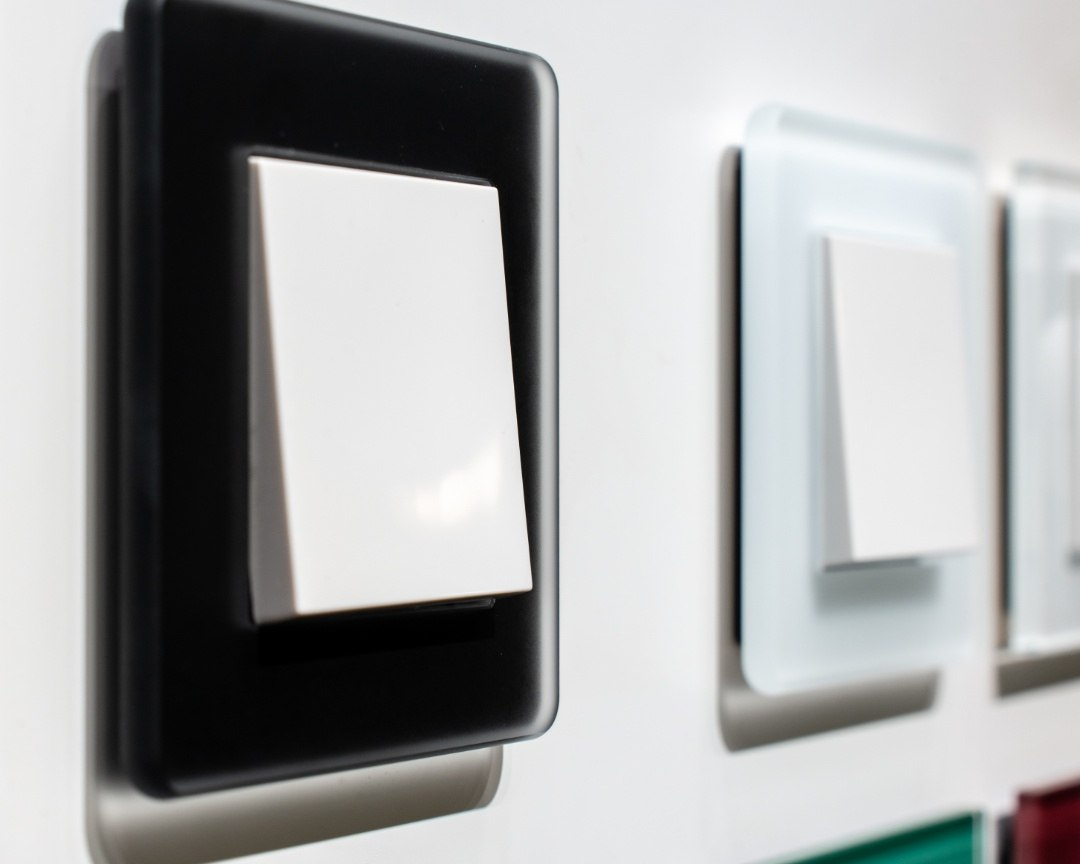 На фото: выключатели серии G-Glass от Jasmart