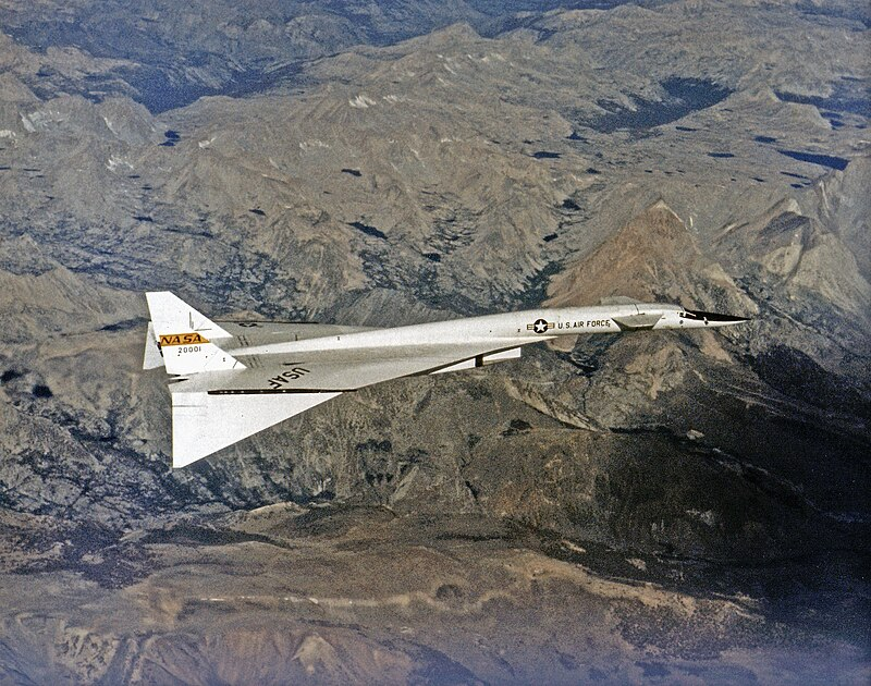 XB-70 «Валькирия» в полёте (законцовки крыла опущены)