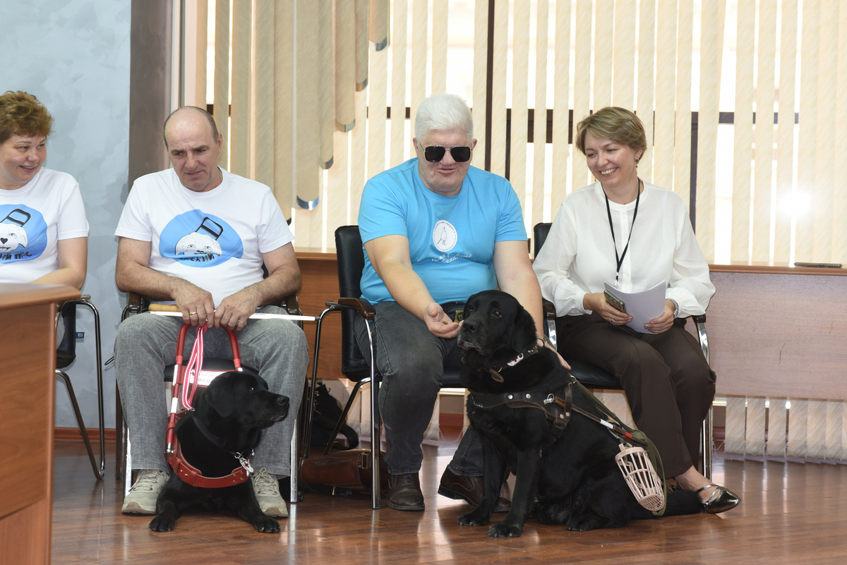 На фотографии супруги Балько со своим любимцем Тором, Леонид Шорохов с Джексоном и сотрудница областной библиотеки имени Крупской Светлана Евгеньева