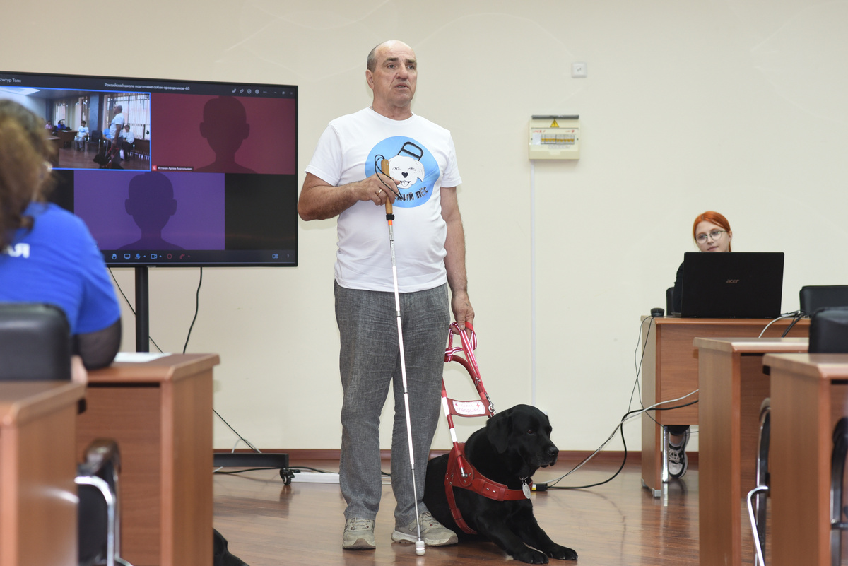 Телемост связал собой москвичей, оренбуржцев, омичей и жителей других городов. На фото Яков Балько рассказывает о своем помощнике Торе. 