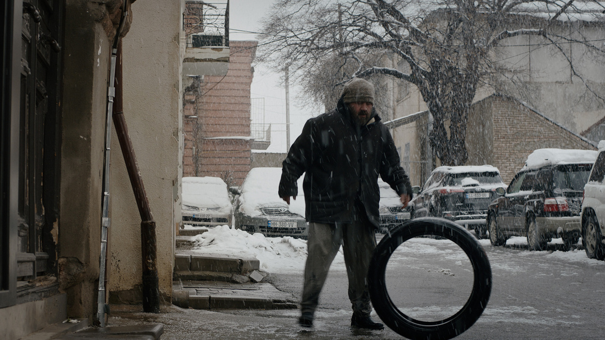 кадр из фильма "Снег в моём дворе"