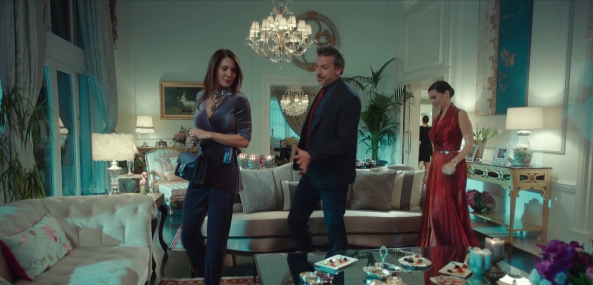 на дамах всегда дорогие туалеты и красивые украшения