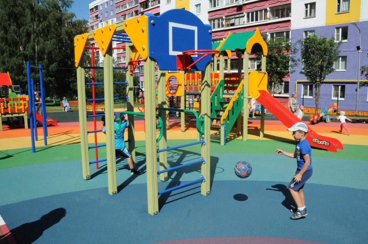    Отвечает за содержание земельного участка, а значит, и за детскую площадку, собственник.