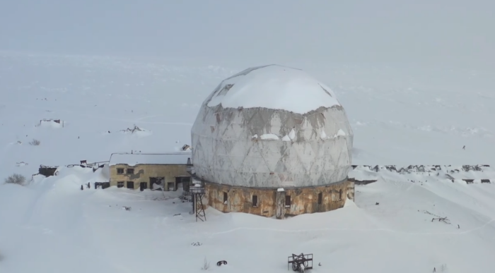   Тот самый заброшенный и заснеженный космический объект / Скриншот кадра фильма «Белый шар»