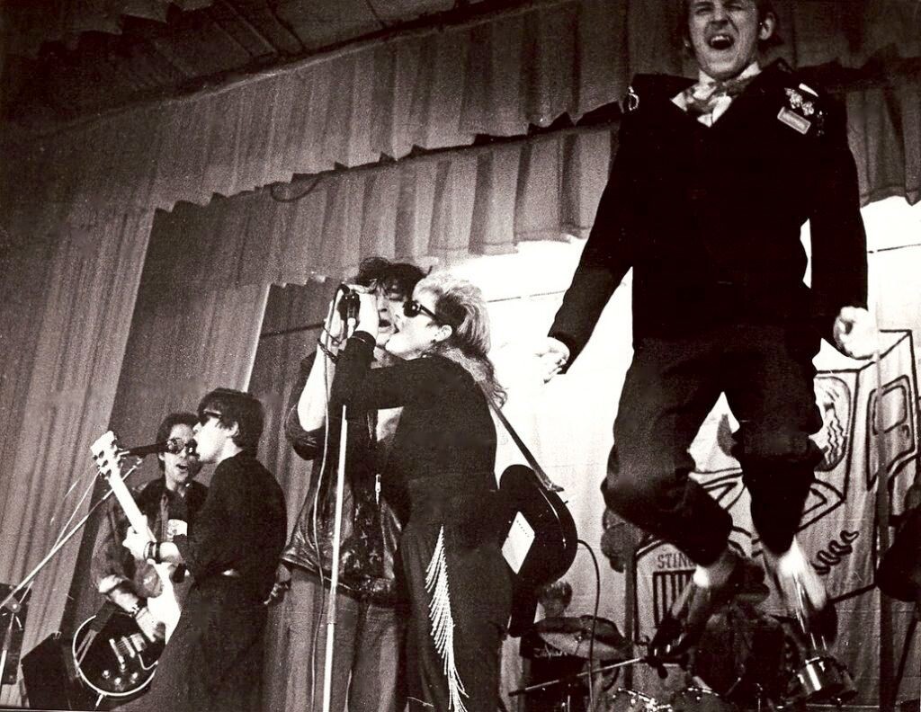    Джоанна не всегда была в тени знаменитых друзей. Часто она вместе с ними выходила на сцену./Из архива Джоанны Стингрей