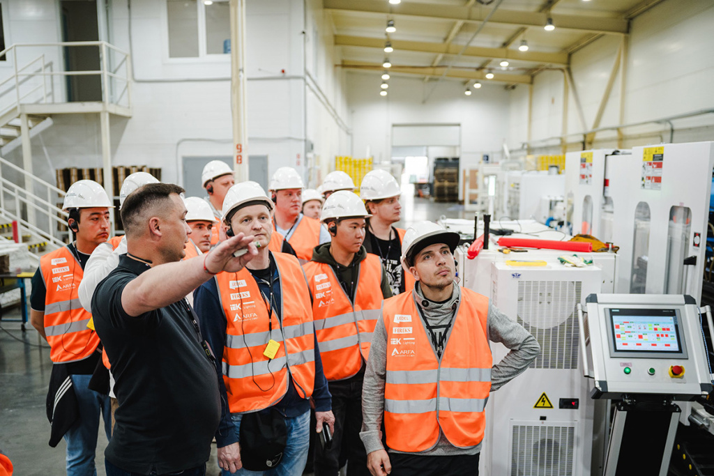 Как создается качественная светотехника — финалисты Открытого чемпионата электриков IEK — 2025 посетили производство FEREKS