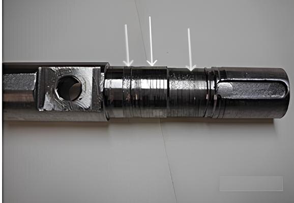 Фото 1. Изношенная поверхность показана стрелками.