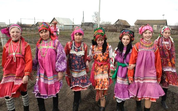 Девочки мокша в национальной одежде 