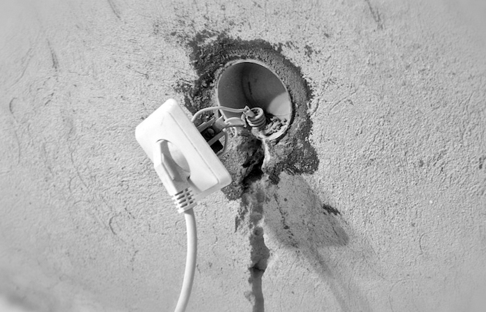 Источник фото: https://petrem.ru/chto-delat-esli-rozetka-vyivalivaetsya-iz-stenyi/