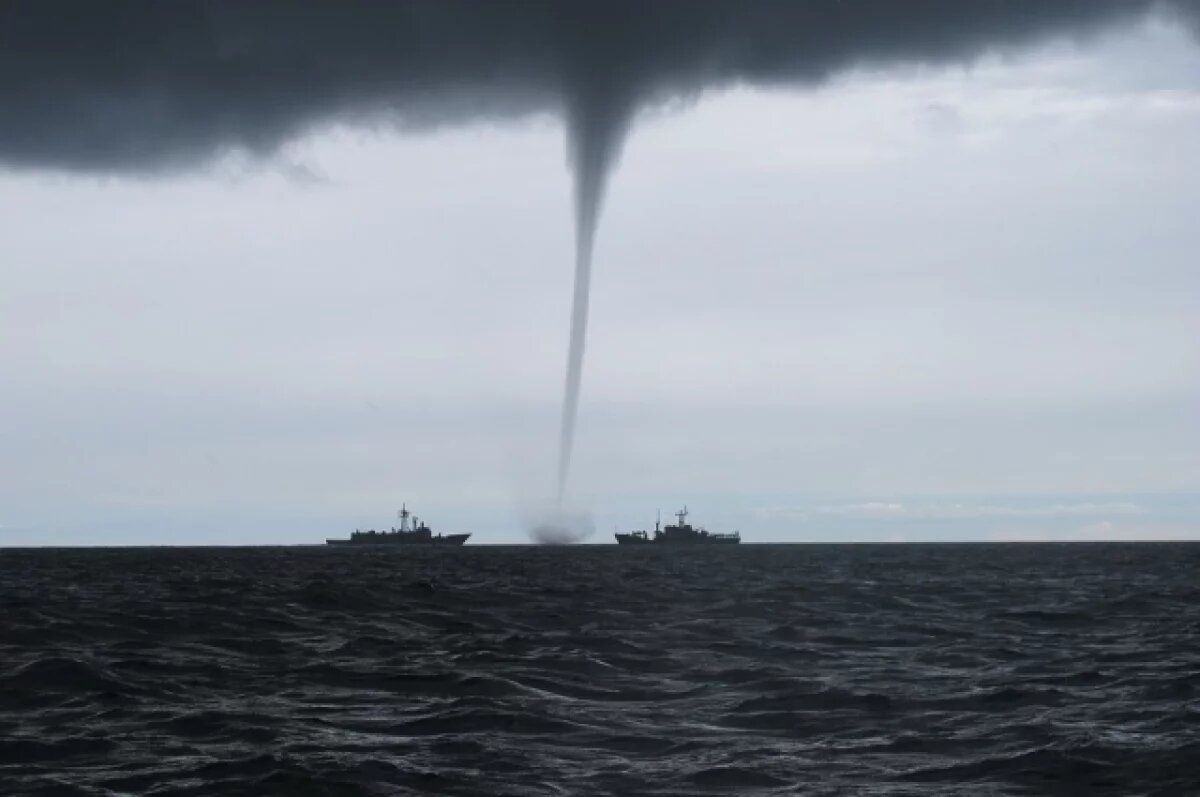    Смерчи, град и закрытые пляжи.