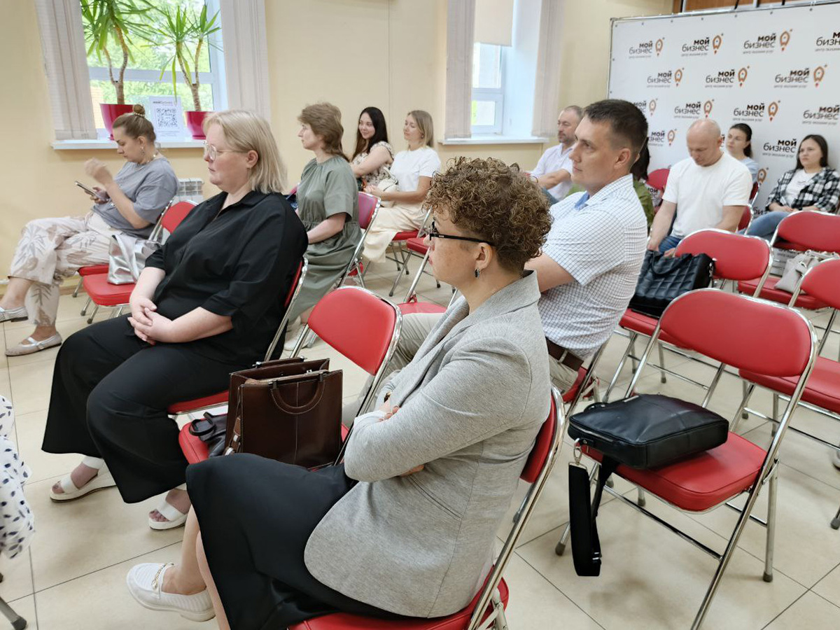 Этот стиль управления предполагает, что руководитель направляет и поддерживает команду, помогая ей самостоятельно находить решения и развиваться