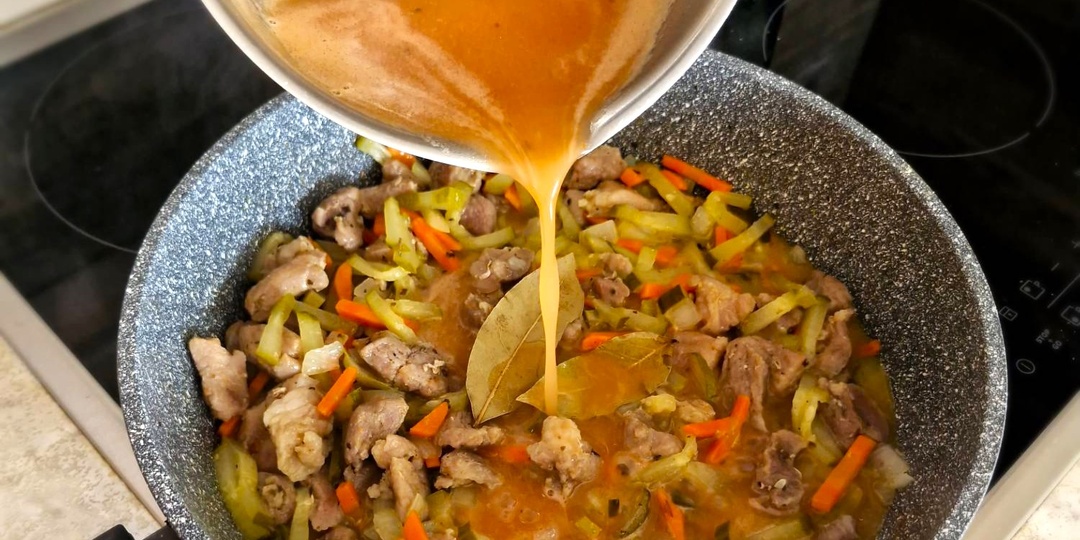 Гуляш из свинины с маринованными огурцами