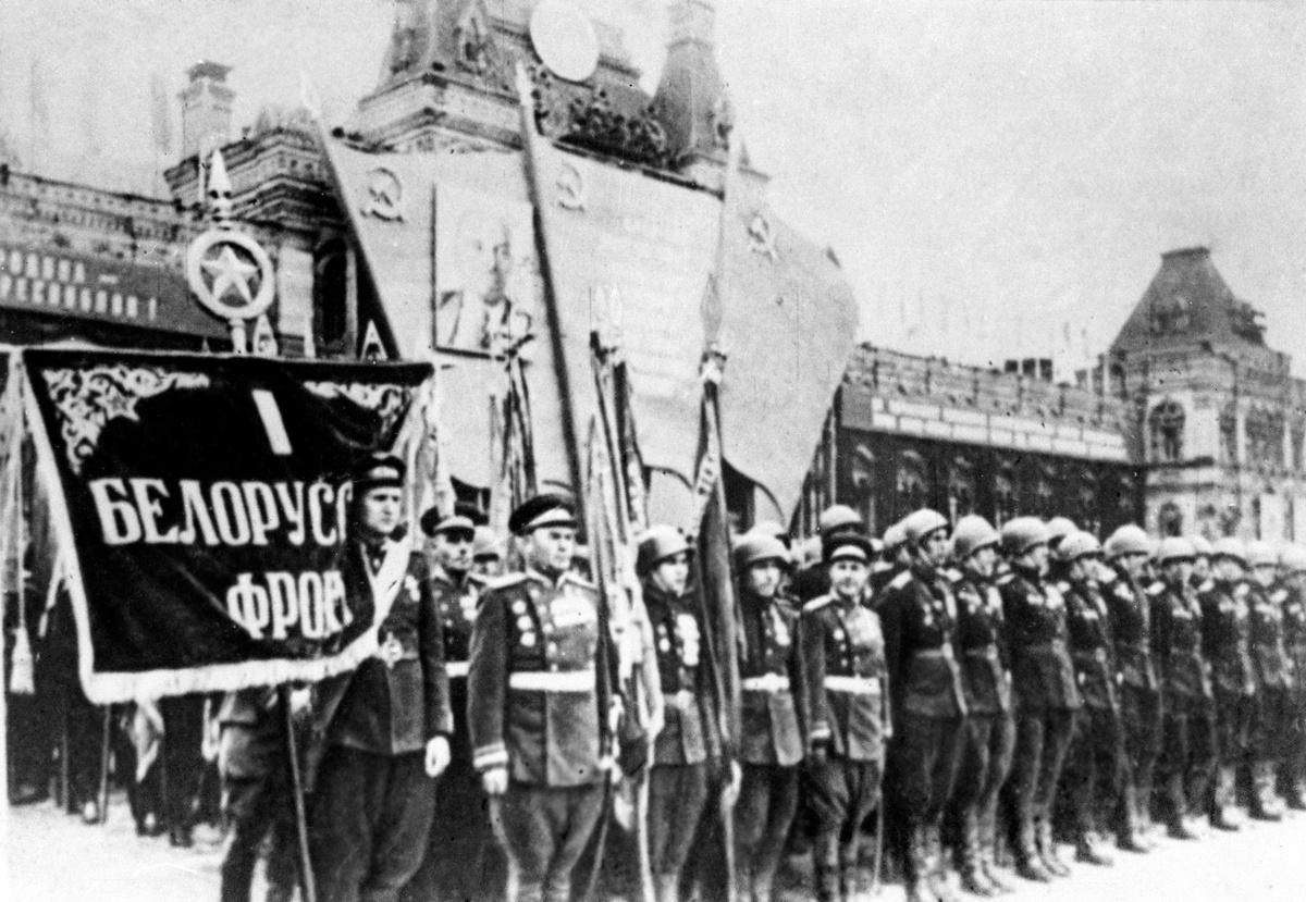    Наряду с фронтовиками-красноармейцами в параде участвовали представители военно-морского флота, военных академий, военных училищ и московского гарнизона. Сводные полки изначально планировалось укомплектовать 1059 военнослужащими, однако потом их штат возрос до 1465 / РИА Новости