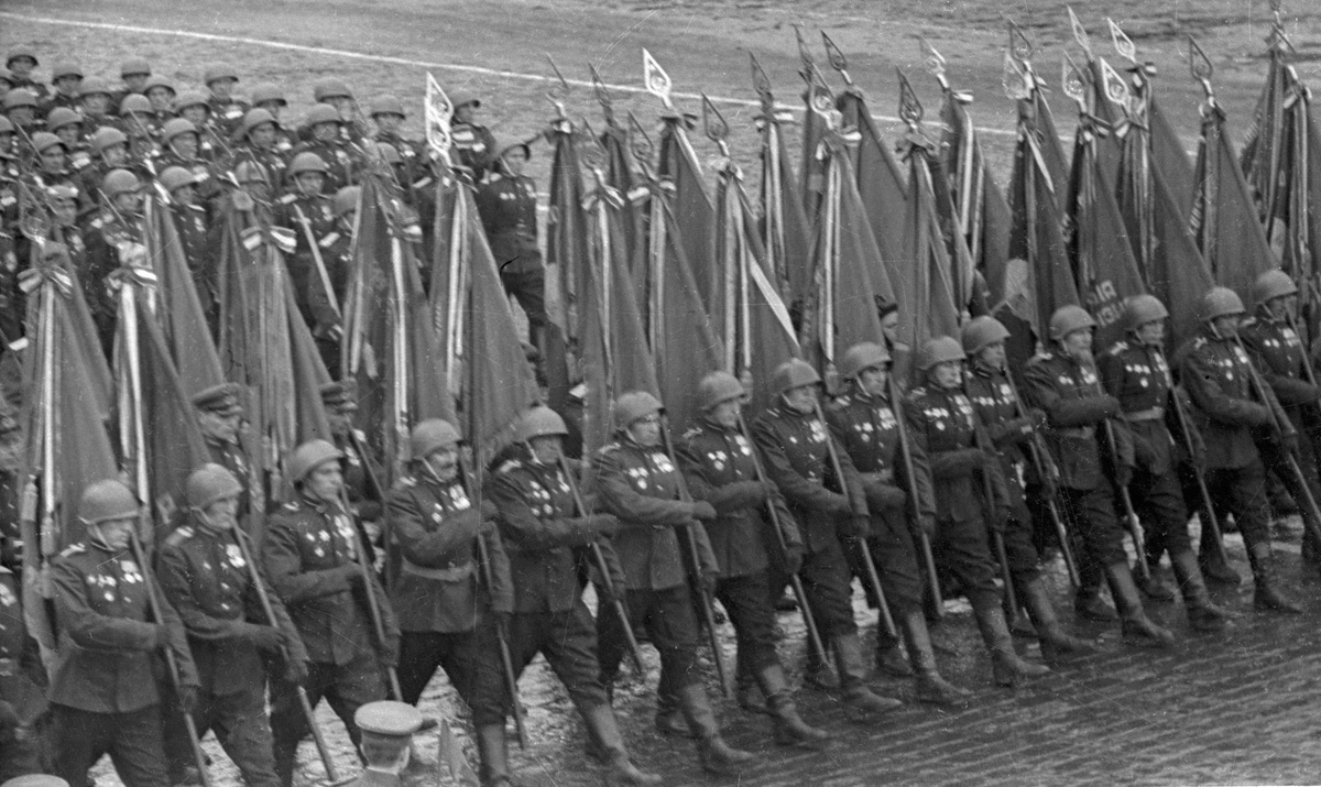    Для участия в Параде Победы отбирали бойцов и офицеров, наиболее отличившихся в боях, проявивших мужество и имеющих боевые ордена. В приказе по войскам 1-го Белорусского фронта от 24 мая 1945 года указывалось, что их рост должен быть не меньше 176 см, а возраст — не больше 30 лет / РИА Новости / Израиль Озерский