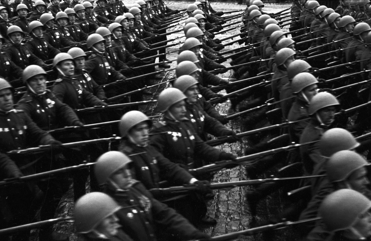    В начале июня 1945 года в Москву прибыли 15 тыс. фронтовиков. Командование в срочном порядке решило проблемы, связанные с их размещением в Москве, снабжением, выдачей им парадной формы нового образца и проведением тренировок по строевой подготовке / Сергей Лоскутов/РИА Новости