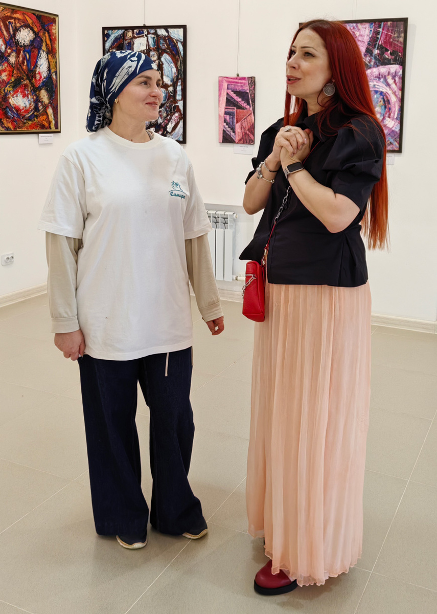 Анастасия Лангурова (справа) рассказывает о своих картинах. Фото автора.